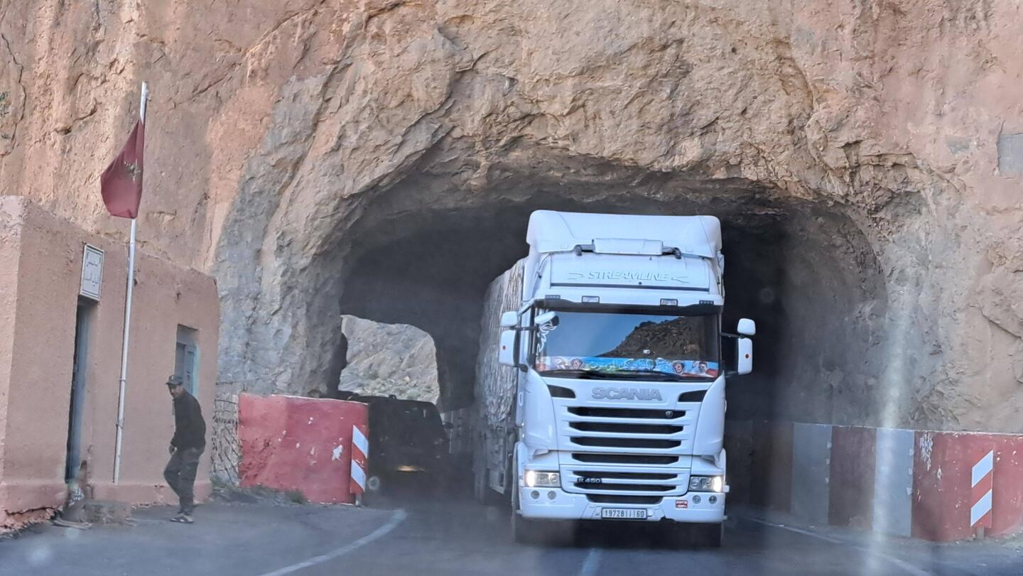 Marokkanischen Tunnel: wenn der reinpasst, passen wir auch rein ...