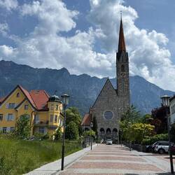Kirche St. Laurentius mit ihrem 75m hohen Glockenturm