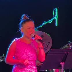 VIDEO- GLORIA MEDLEY