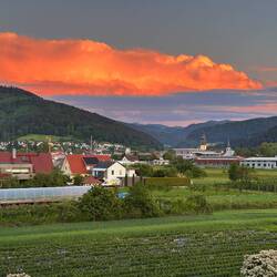 Gewitter im Osten hinter den Bergen, bei den ....