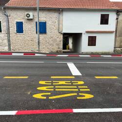 Des marquages sur la route à l'étranger, c'est toujours exotique