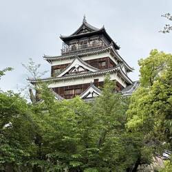 Das Schloss von Hiroshima, das die Anfänge von Hiroshima als Ausgangspunkt für Armeen prägte.