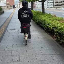 Mein Tour-Guide Thomas führte mich mit dem E-Bike durch Hiroshima.
