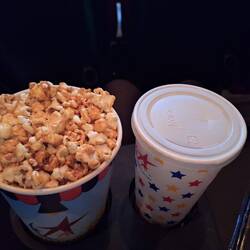 Karamell Popcorn und kalter grüner Tee
