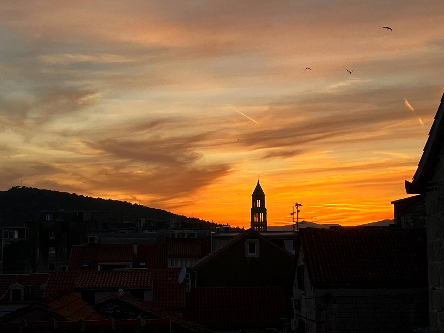 Le coucher de soleil depuis la fenêtre de notre appartement