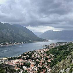 Blick auf die fjordähnliche Meeresbucht