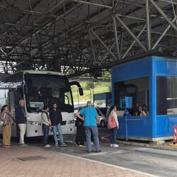 Vorher raus aus dem Bus und zur Passkontrolle anstellen