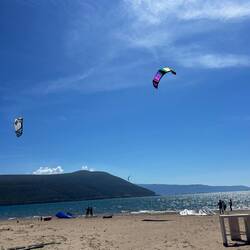 Kitesurf sulla spiaggia Agios Nicolaos Vonitsis