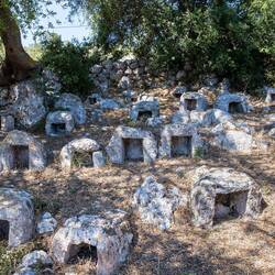 Antiche arnie in pietra nel giardino del monastero