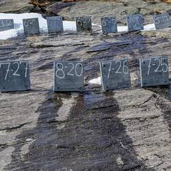 Datumssteine: Sie zeigen, wann der Pass schneefrei war. Z.B. bedeutet 7-22 22.Juli. Jahrzahl hinten