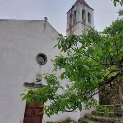 Die Kirche wurde von Serben niedergebrannt und wieder aufgebaut. Dem Josef gewidmet.