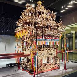 Sedan chair for wealthy bride