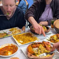 Wir sind hungrig auf alles - Tajine, Boheneintopf, Omlett, und natürlich Minztee 🫖