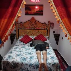 Arved ist platt und testet das Bett - Matratze ist hart