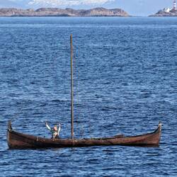 Nur ein Ruderer mit einem historischen Boot