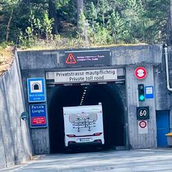Por si estás apurado de llegar a Italia, túnel de una sola vía