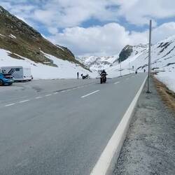 Motos en lo más alto del paso alpino