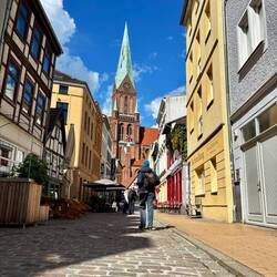 Altstadtgasse in Schwerin mit Blick auf den Dom