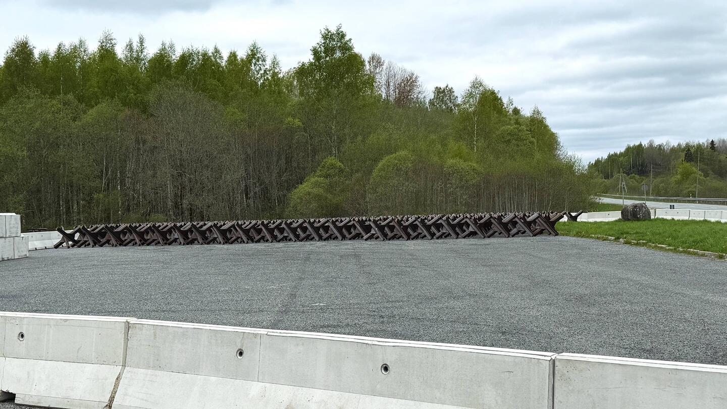 Panzersperren liegen für den Ernstfall bereit auf einem Parkplatz.