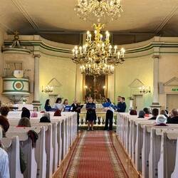 Wir lauschen ein paar Minuten einem Kirchenkonzert.