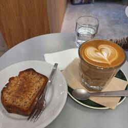 Kaffee und Bananenbrot