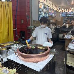 Die Tempura-Häppchen werden im Öl frittiert.