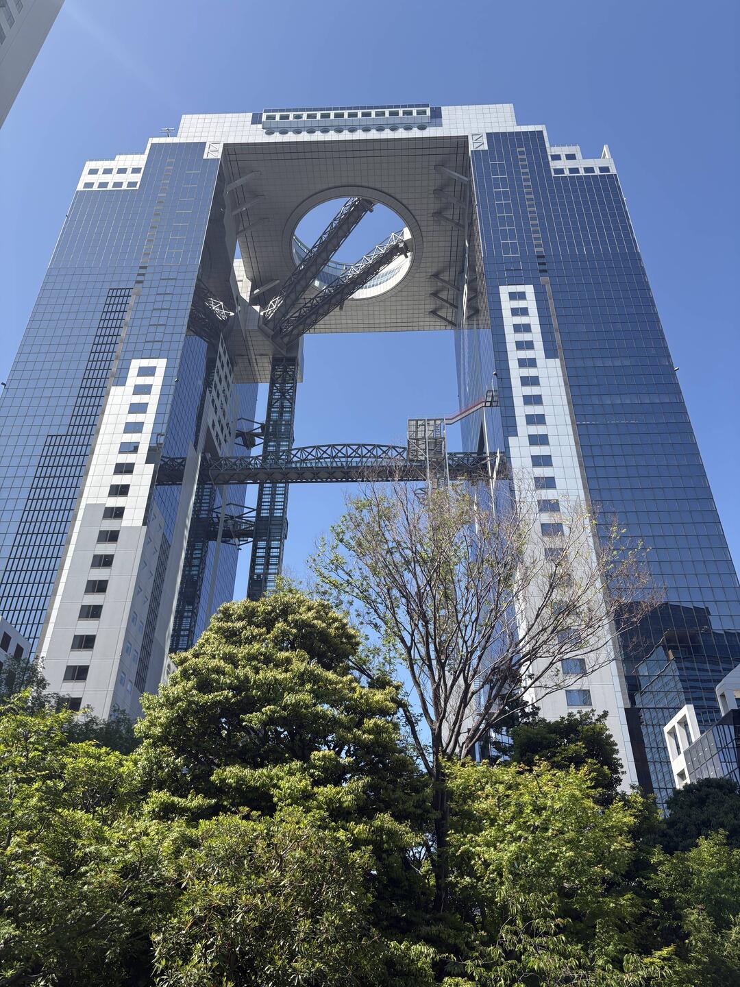 Das Umeda Sky Buildung: Mit dem Lift auf 140 Meter hoch und dann noch zu Fuss zwei weitere Etagen.