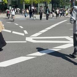 Verwirrend: Links, rechts, geradeaus und diagonal über die Kreuzung.