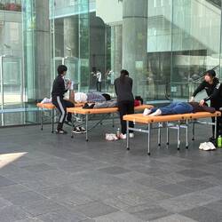 Äs bitzeli massieren mitten in der Stadt.