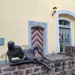 „Die Lesende“ Ob das bequem ist?