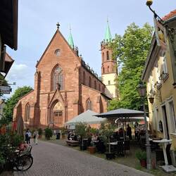 Kleinstadt mit wuchtiger Kirche