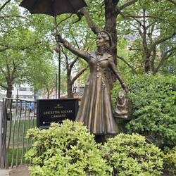 Mary Poppins landete in der berühmten Szene, als sie mit dem 🌂 gen Erde flog, im Leicester Square.