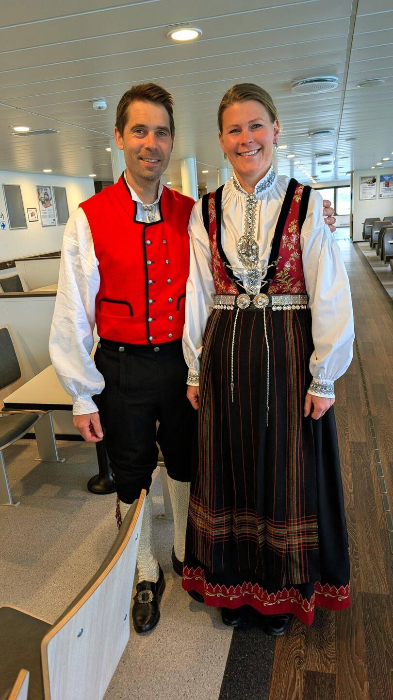 Norweger*innen lieben ihre Tracht. Die durfte ich auf der Fähre fotografieren