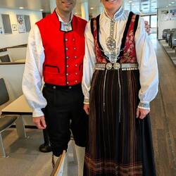 Norweger*innen lieben ihre Tracht. Die durfte ich auf der Fähre fotografieren