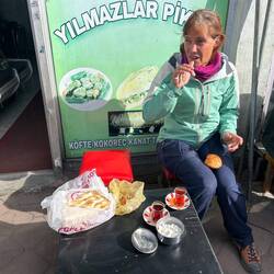 On prend le çay dans la rue au soleil