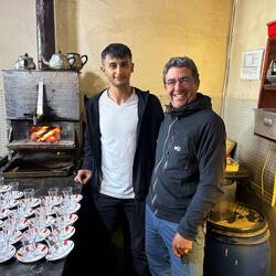 Le çay est chauffé au feu de bois