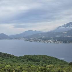 Blick von der Halbinsel Luštica auf die Bucht von Kotor