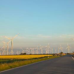 Auf einem Bild wahrscheinlich mehr Windräder als in ganz Bayern