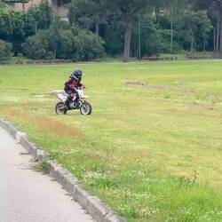 ..ein richtig cooler italienischer Bub! Bravo und viel Glück 🍀🏍️ und Spaß weiterhin!🇮🇹😇CIAO ITALY 🤗🤗