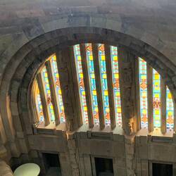 Blick von der Sängergalerie auf eines der reich verzierten Fenster