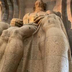 überlebensgroße Helden-Figuren