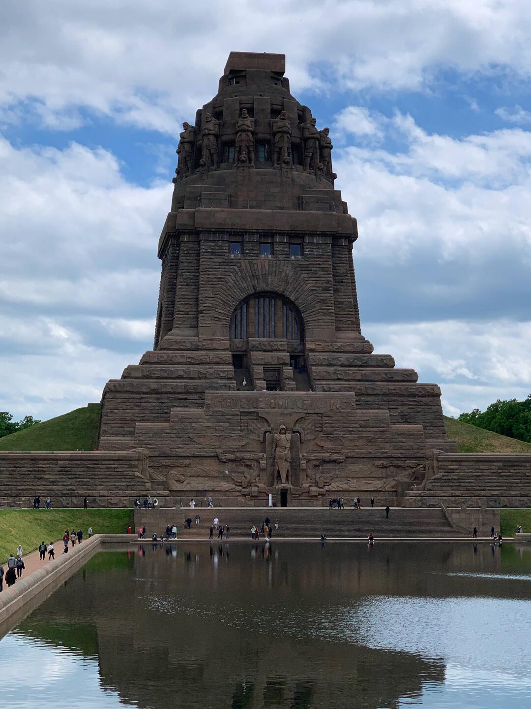 Das Denkmal von vorn