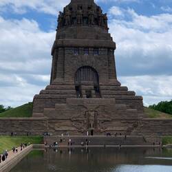 Das Denkmal von vorn