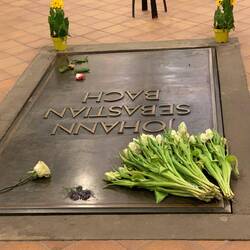 ... mit dem Grabmal von Johann Sebastian Bach, der hier 27 Jahre wirkte