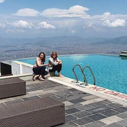 Kim and Cindy at the infinity pool