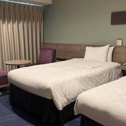 Ein schönes und unerwartet großes Zimmer
