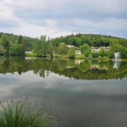 Blick über den See zum Stellplatz