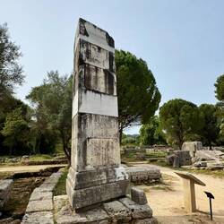 Eine dreieckige Säule vom Zeus Tempel.