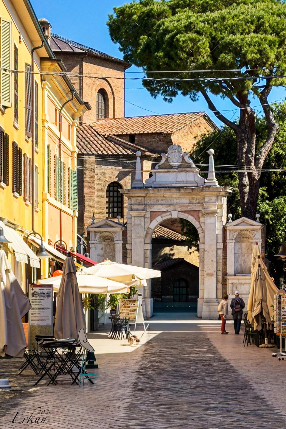 Via Giuliano Argentario ... towards the entrance to Basilica di San Vitale — Ravenna, Italy.
