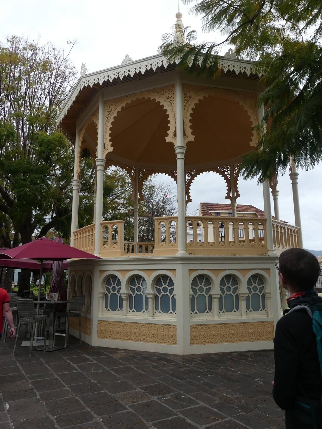 Musikpavillon... Gleich gegenüber....